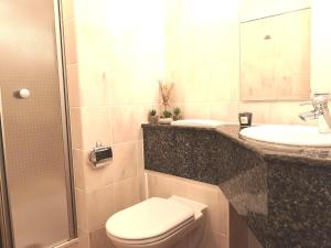 Ένα μπάνιο στο Ferienwohnung am Krienker See mit Terrasse +18 φωτογραφίες