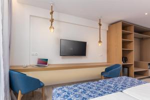 A television and/or entertainment centre at Sirocco Hotel