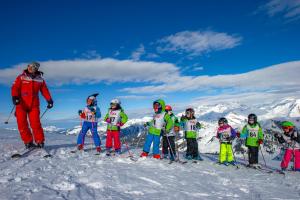 un grupo de esquiadores parados en la cima de una montaña en VTF Le Rafour, en Arêches
