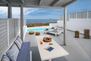 balkon ze stołem i widokiem na ocean w obiekcie Siete Mares Luxury Suites w Imerovíglion