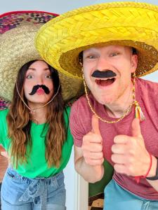 un hombre y una mujer con bigotes y un sombrero en Casa de Pancho - Lateinamerika direkt in der City von Uelzen, en Uelzen