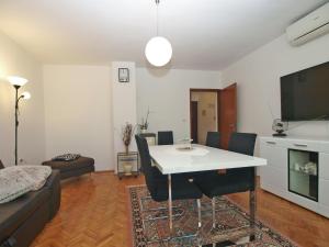Televízia a/alebo spoločenská miestnosť v ubytovaní Apartments Tomislav 2078