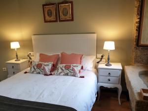 A bed or beds in a room at Escola de Bieite