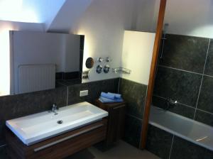 Un baño con lavabo, ducha y bañera. en Altstadt Appartements, en Augsburg 52 fotos más