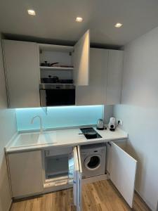 A kitchen or kitchenette at Karpa House