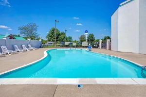 duży basen w hotelu z krzesłami w obiekcie Baymont by Wyndham Louisville Airport South w mieście Louisville