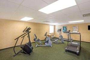 Fitness centrum a/nebo fitness zařízení v ubytování Baymont by Wyndham Louisville Airport South