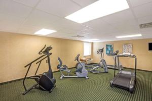 Gimnàs o zona de fitness de Baymont by Wyndham Louisville Airport South