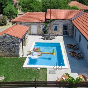 una vista aérea de una piscina en un patio trasero en GRANDMA´S HOUSE, en Stankovci