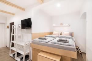 Un pat sau paturi într-o cameră la Apartments Nautilus, nearby beach Svetilnik