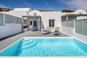 willa z basenem i domem w obiekcie Siete Mares Luxury Suites w Imerovíglion
