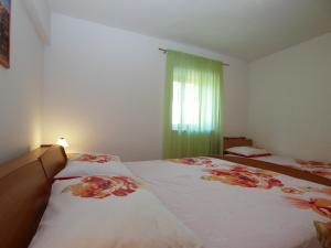 Postel nebo postele na pokoji v ubytování Apartments Klaudio 1318