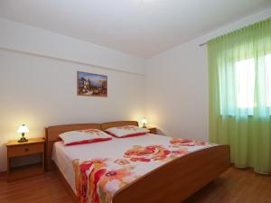 Postel nebo postele na pokoji v ubytování Apartments Klaudio 1318