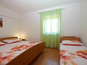 Postel nebo postele na pokoji v ubytování Apartments Klaudio 1318