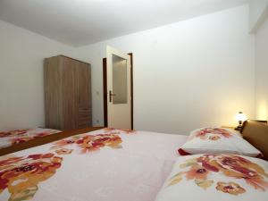 Postel nebo postele na pokoji v ubytování Apartments Klaudio 1318