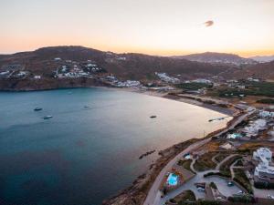 una vista aerea di una spiaggia con barche in acqua di Salty Houses a Kalo Livadi