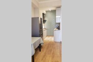 cocina con nevera y mesa en una habitación en Apartment - 200 m Near Central Park, en Tiflis
