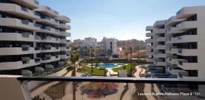une vue depuis le balcon d'un immeuble dans l'établissement Beautiful apartment close to the sea, à Arenales del Sol
