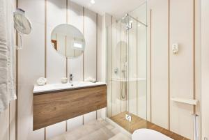 Ванная комната в Hotel & Spa S'Entrador Playa