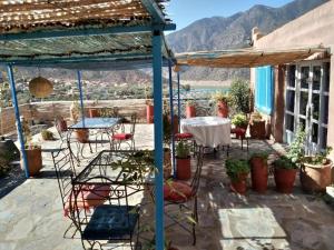 d'une terrasse avec une table, des chaises et une table. dans l'établissement Kasbah de Ouirgane, à Ouirgane