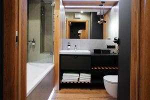 ルブリンにあるApartament 4th Floorの浴槽、洗面台、トイレを備えたバスルーム