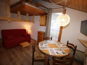 ein Wohnzimmer mit einem Tisch und einem Sofa in der Unterkunft Studio Les Saisies, 1 pièce, 2 personnes - FR-1-293-185 in Les Saisies