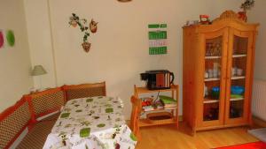 a bedroom with a bed and a wooden cabinet at Ferienwohnung-zur-Eselsbruecke in Rathmannsdorf
