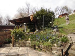 a garden with a gazebo on a hill at Ferienwohnung-zur-Eselsbruecke in Rathmannsdorf