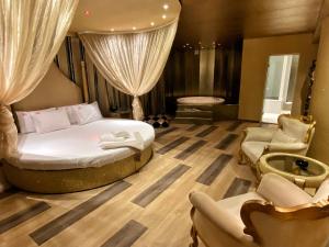 een hotelkamer met een bed en twee stoelen bij Ruby Rooms Kifisia in Athene
