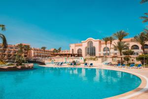 Bazén v ubytování Pyramisa Beach Resort Sahl Hasheesh nebo v jeho okolí