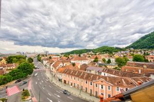 uitzicht op een stad met een straat en gebouwen bij Hotel Ambient in Braşov