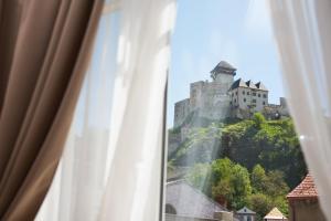- une vue sur le château depuis sa fenêtre dans l'établissement Penzión Branecky, à Trenčín