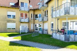 ein Apartmenthaus mit Balkon an der Seite in der Unterkunft 1 Zimmer Apartment mit Balkon in Glauchau