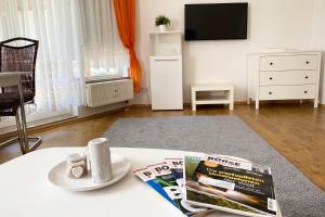 TV a/nebo společenská místnost v ubytování 1 Zimmer Apartment mit Balkon