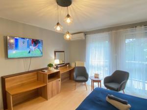 TV a/nebo společenská místnost v ubytování Tündérpart Apartment