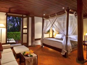 3 Nagas Hotel Luang Prabang - MGallery Collection客房内的一张或多张床位