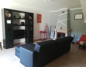 - un salon avec un canapé et une cheminée dans l'établissement Holiday House, à Albufeira