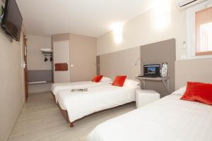Postel nebo postele na pokoji v ubytování Best Hotel Lyon - Saint Priest + 37 fotografií