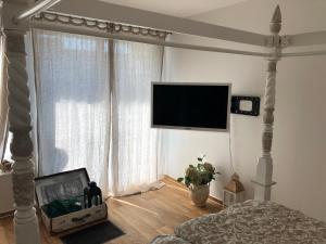 Televízia a/alebo spoločenská miestnosť v ubytovaní Poetic