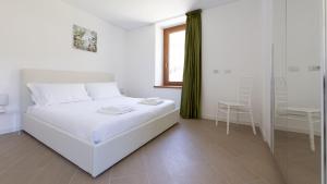 A bed or beds in a room at Italianway - Villa Tola