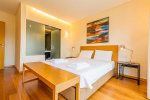 Alecrim Lux Tavira Residence Villa 4M tesisinde bir odada yatak veya yataklar