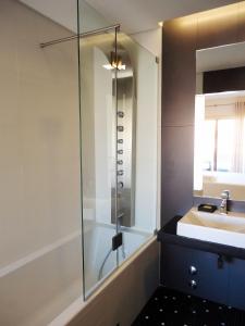 Alecrim Lux Tavira Residence Villa 4M tesisinde bir banyo