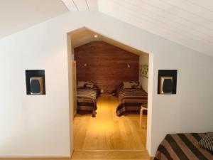 una sala de estar con dos camas y un sofá en The Peak House, en Syöte