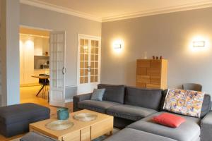 图卢兹Confort Appartement 110 m² CleanNcosy Toulouse Hypercentre的带沙发和桌子的客厅