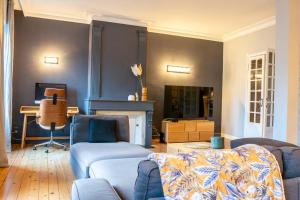 图卢兹Confort Appartement 110 m² CleanNcosy Toulouse Hypercentre的带沙发和壁炉的客厅