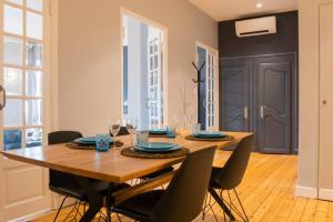 图卢兹Confort Appartement 110 m² CleanNcosy Toulouse Hypercentre的配有木桌椅的餐厅 更多22张照片