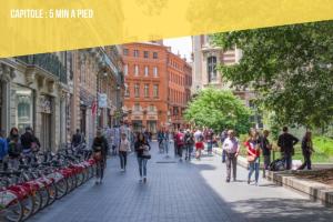 图卢兹Confort Appartement 110 m² CleanNcosy Toulouse Hypercentre的一群人沿着城市街道走着
