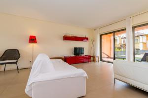 Habitación hospitalaria con cama y TV en Orange Lux Villa, en Luz de Tavira