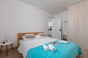 A bed or beds in a room at SEAVIEW apartment SPARKLE ISKRA - Povlja, Brač