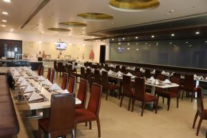 維沙卡帕特南的住宿－Fortune Inn Sree Kanya, Visakhapatnam - Member ITC's Hotel Group，用餐室配有长桌子和椅子